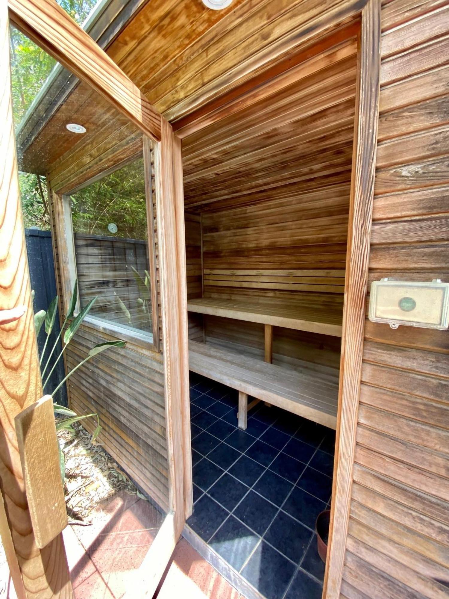 Villa Quarterdecks Retreat Urangan Exterior foto