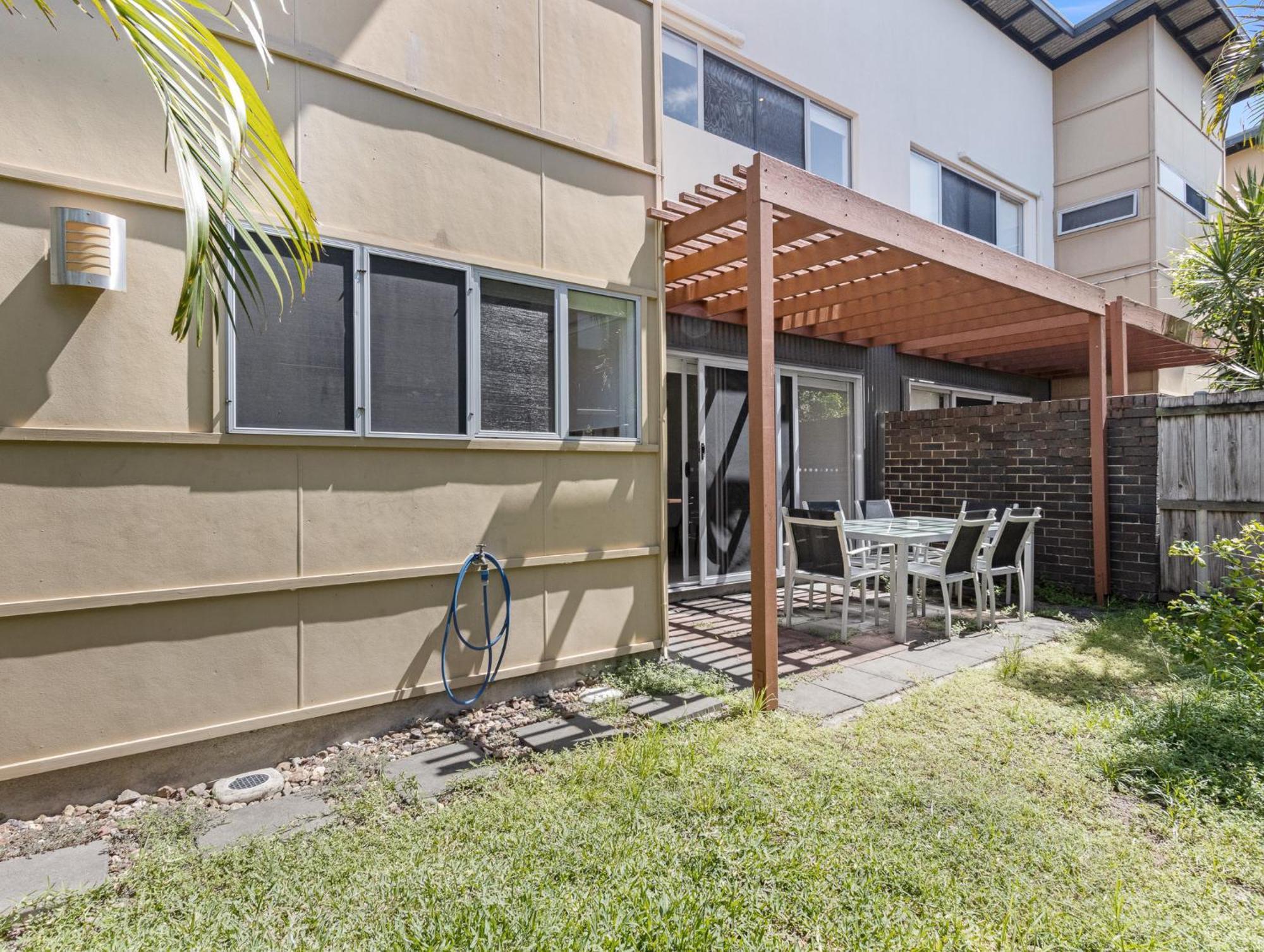 Villa Quarterdecks Retreat Urangan Exterior foto