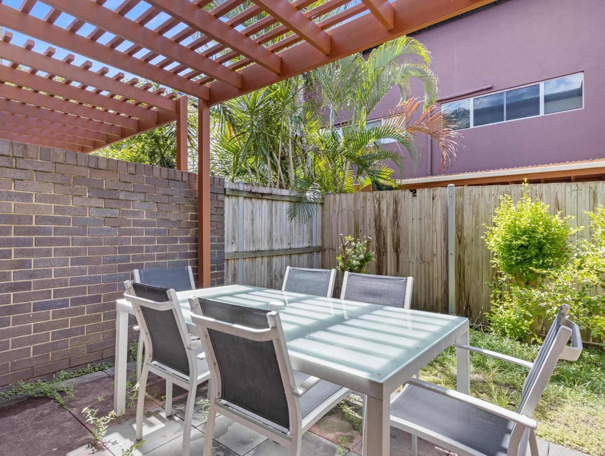 Villa Quarterdecks Retreat Urangan Exterior foto