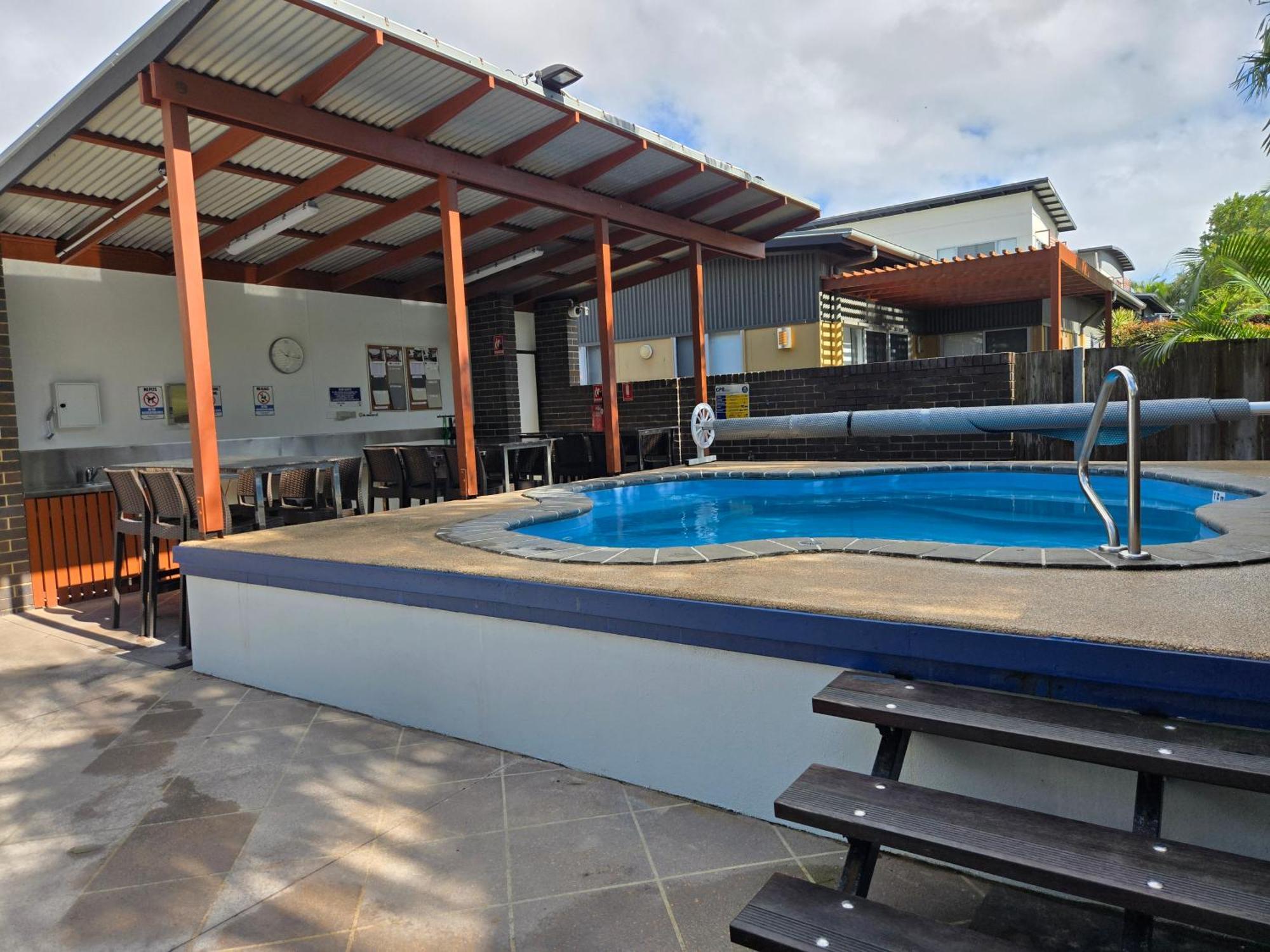 Villa Quarterdecks Retreat Urangan Exterior foto