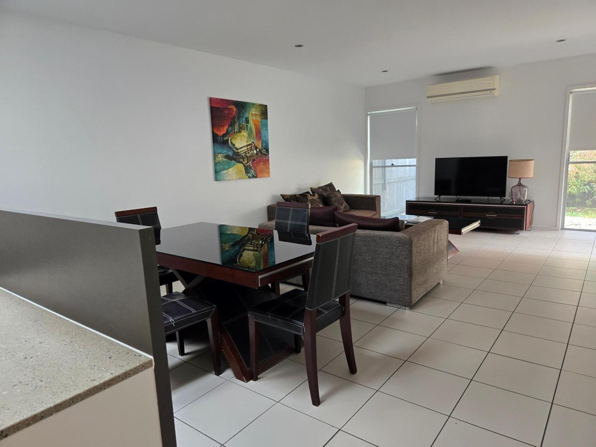 Villa Quarterdecks Retreat Urangan Exterior foto