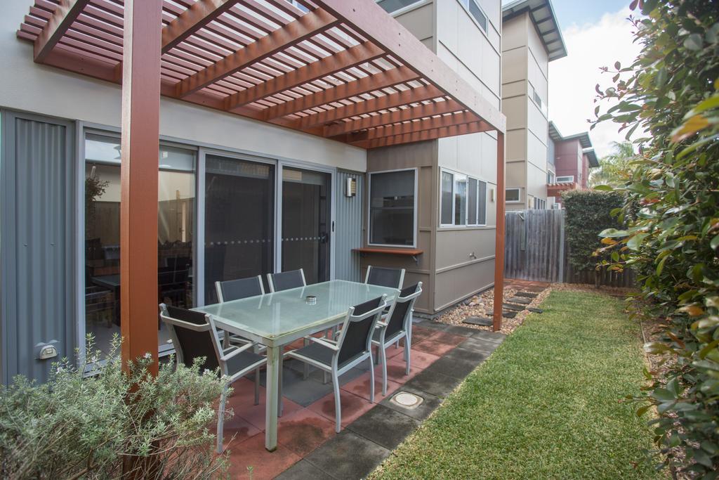 Villa Quarterdecks Retreat Urangan Exterior foto